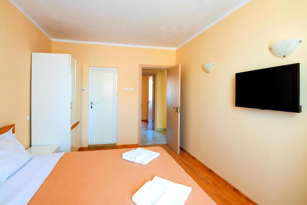 House With Garden Hotell Pomorie Exteriör bild